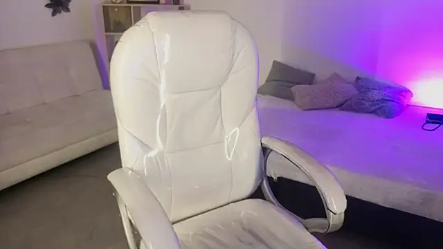 Nicole Foxx  online show from 10/25/25, 08:09