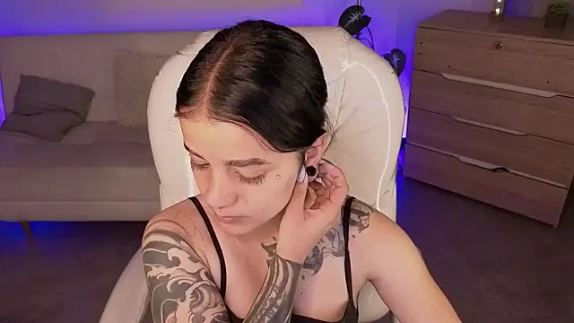 Nicole Foxx  online show from 03/17/26, 07:50