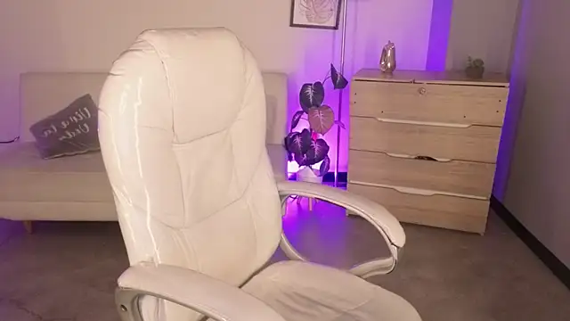 Nicole Foxx  online show from 12/05/25, 08:28