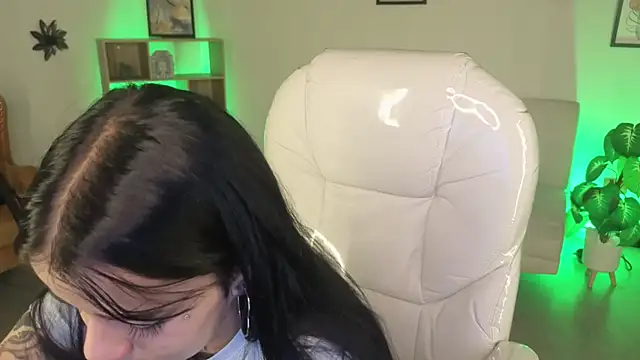 Nicole Foxx  online show from 11/23/25, 08:19