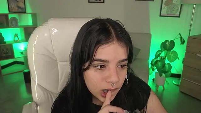 Nicole Foxx  online show from 11/24/25, 07:25