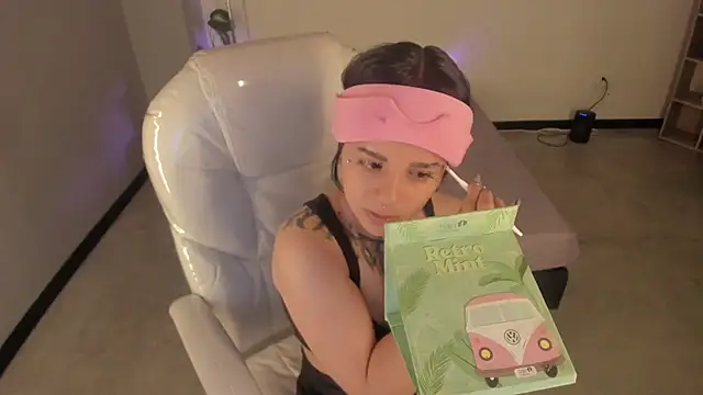 Nicole Foxx  online show from 09/26/25, 07:54