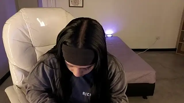 Nicole Foxx  online show from 10/07/25, 06:42