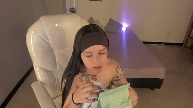 Nicole Foxx  online show from 09/30/25, 08:48