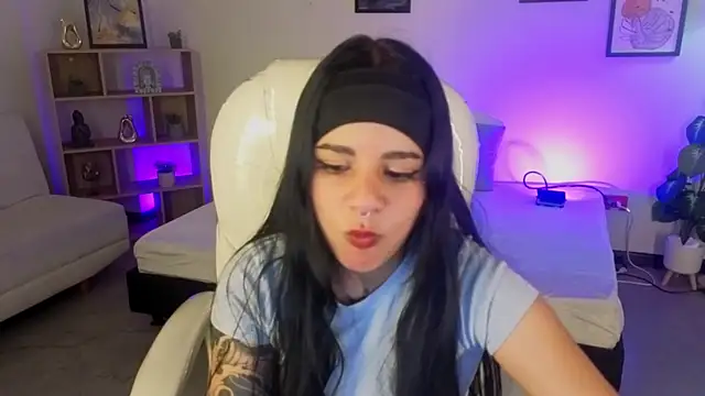 Nicole Foxx  online show from 10/20/25, 07:47