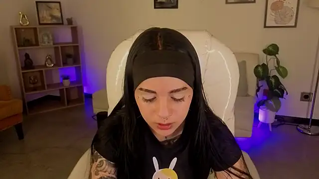 Nicole Foxx  online show from 11/13/25, 08:02