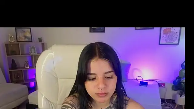 Nicole Foxx  online show from 10/18/25, 03:25