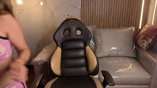 Snapshot of Kitten_Cam chatting on 01/11/26, 06:04 Kitten Cam online show from 01/11/26, 06:04