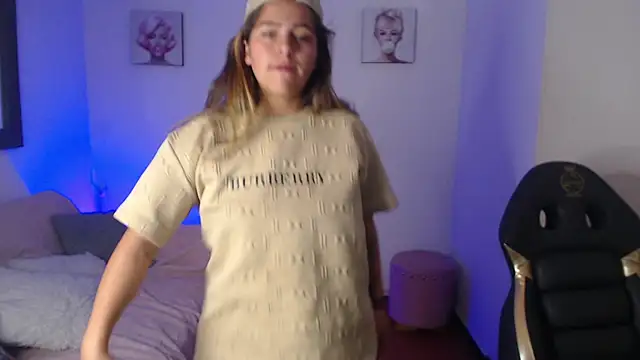 Snapshot of Kitten_Cam chatting on 12/21/25, 12:18 Kitten Cam online show from 12/21/25, 12:18