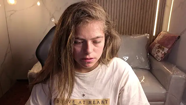 Snapshot of Kitten_Cam chatting on 01/12/26, 02:24 Kitten Cam online show from 01/12/26, 02:24