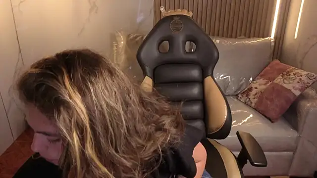 Snapshot of Kitten_Cam chatting on 01/15/26, 04:27 Kitten Cam online show from 01/15/26, 04:27