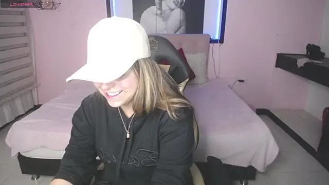 Kitten Cam online show from 11/08/25, 01:42