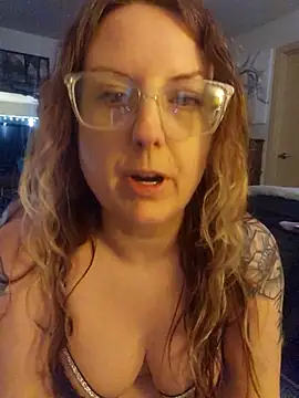 Snapshot of TattedMamaXOXO chatting on 02/19/25, 06:32 TattedMamaXOXO online show from 02/19/25, 06:32