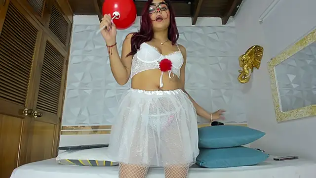 Snapshot of Sara_Collinnss chatting on 10/31/25, 12:24 Sara Collinnss online show from 10/31/25, 12:24