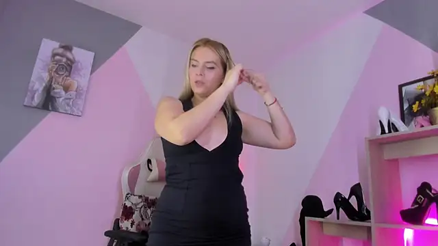 Snapshot of RayaCarr_ chatting on 10/22/25, 01:43 RayaCarr online show from 10/22/25, 01:43