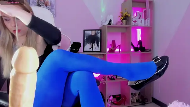 Snapshot of RayaCarr_ chatting on 11/12/25, 01:48 RayaCarr online show from 11/12/25, 01:48