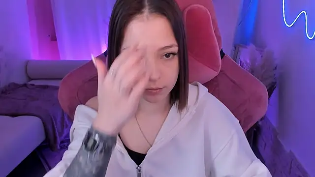 PamBeesly online show from 12/21/25, 08:38