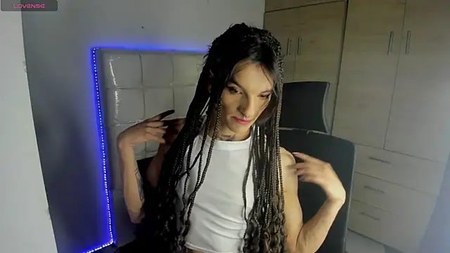 Snapshot of CharlotteWings chatting on 02/27/25, 04:54 CharlotteWings online show from 02/27/25, 04:54