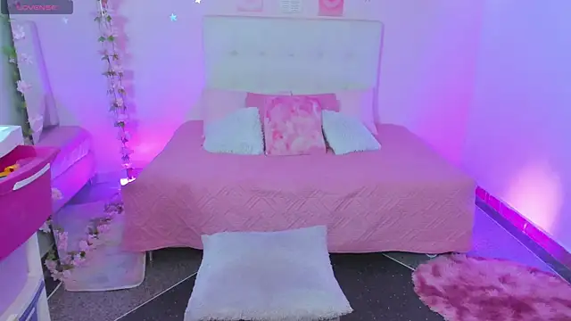 Snapshot of ScarlettDreamss7 chatting on 12/17/25, 01:49 ScarlettDreamss7 online show from 12/17/25, 01:49