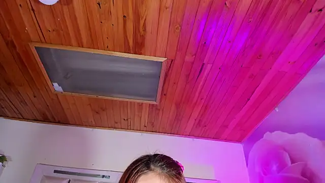 emili clark online show from 10/30/25, 05:06