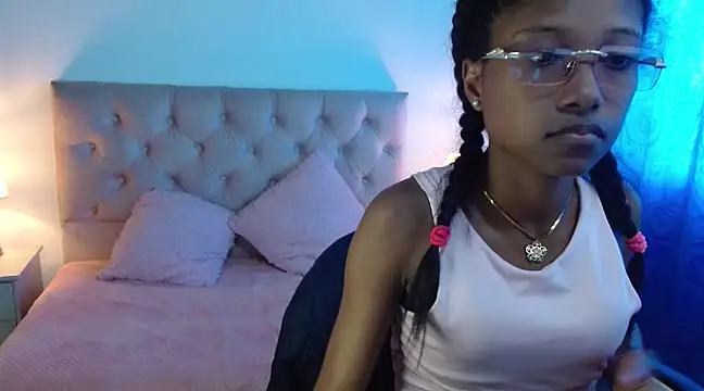 Snapshot of LITTLEDOLLHOT chatting on 02/07/25, 06:13 LITTLEDOLLHOT online show from 02/07/25, 06:13