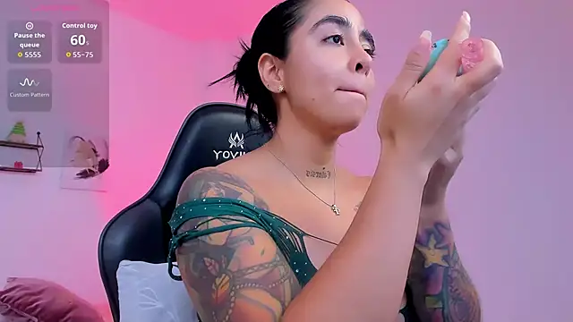 sophierooy22 online show from 12/18/25, 02:43