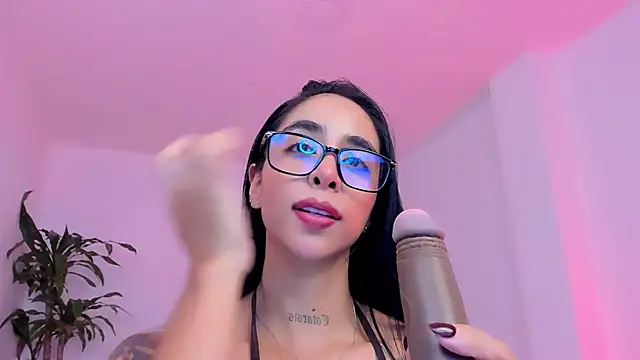 Snapshot of sophierooy22 chatting on 06/14/26, 03:19 sophierooy22 online show from 06/14/26, 03:19