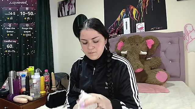 Snapshot of Emmie_Hot chatting on 09/16/25, 12:06 Emmie Hot online show from 09/16/25, 12:06