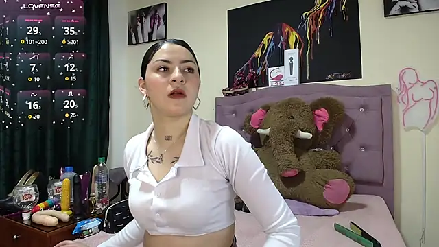 Snapshot of Emmie_Hot chatting on 10/11/25, 11:55 Emmie Hot online show from 10/11/25, 11:55