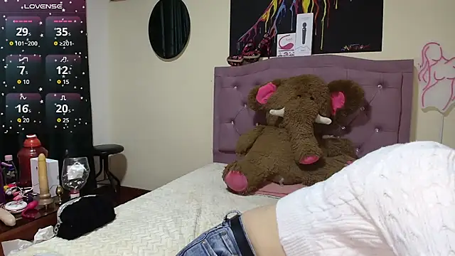 Emmie Hot online show from 12/17/25, 12:10