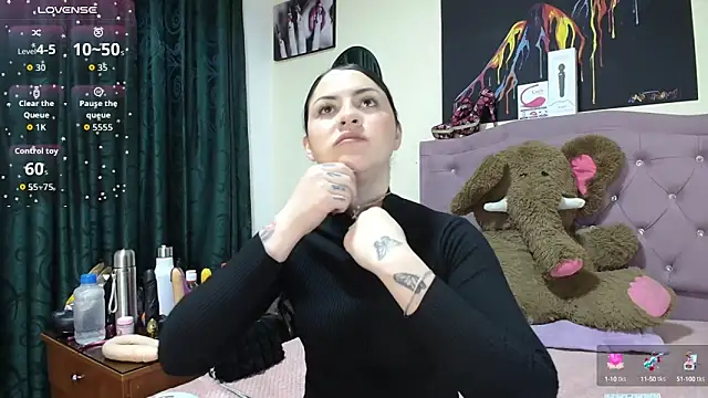 Snapshot of Emmie_Hot chatting on 10/02/25, 12:08 Emmie Hot online show from 10/02/25, 12:08