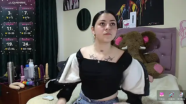 Snapshot of Emmie_Hot chatting on 09/27/25, 12:11 Emmie Hot online show from 09/27/25, 12:11