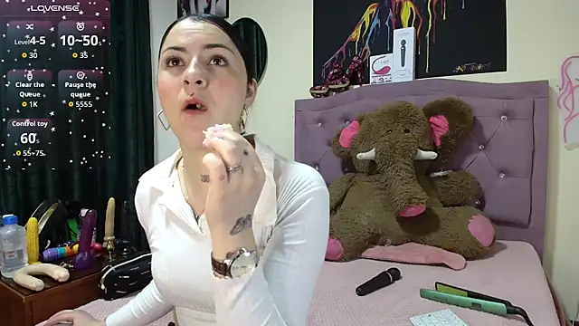 Emmie Hot online show from 10/21/25, 12:04