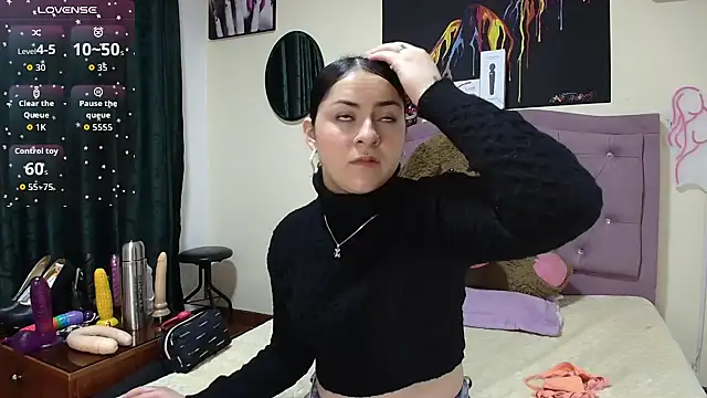 Snapshot of Emmie_Hot chatting on 10/14/25, 12:17 Emmie Hot online show from 10/14/25, 12:17
