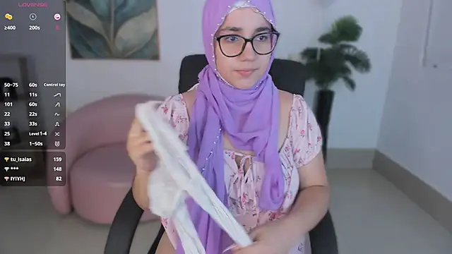 Snapshot of Ayha_khalaf chatting on 10/04/25, 12:56 Ayha khalaf online show from 10/04/25, 12:56