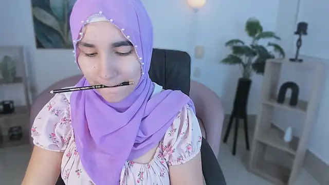 Snapshot of Ayha_khalaf chatting on 10/16/25, 01:25 Ayha khalaf online show from 10/16/25, 01:25