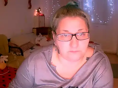 Snapshot of Marryllunax chatting on 12/15/25, 07:52 Marryllunax online show from 12/15/25, 07:52