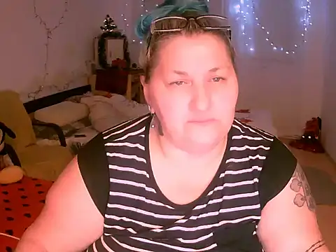 Snapshot of Marryllunax chatting on 12/19/25, 05:59 Marryllunax online show from 12/19/25, 05:59