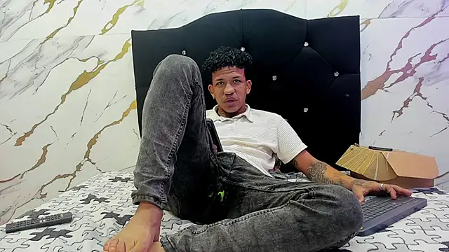 Snapshot of carlos_alber12 chatting on 09/19/25, 01:48 carlos alber12 online show from 09/19/25, 01:48