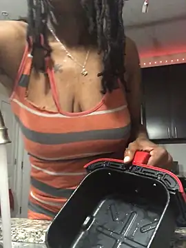 Snapshot of theprettysoles chatting on 04/24/26, 02:02 theprettysoles online show from 04/24/26, 02:02