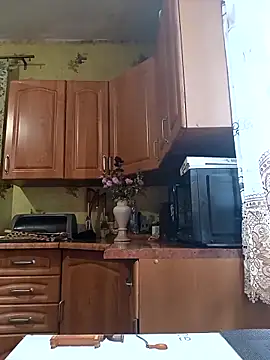 Laura Kiss online show from 11/18/25, 07:00