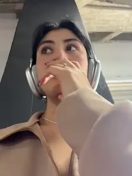 Snapshot of fiorella_paris chatting on 03/19/26, 03:45 fiorella paris online show from 03/19/26, 03:45