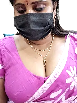 Snapshot of Queenflowerr chatting on 02/14/25, 10:14 Queenflowerr online show from 02/14/25, 10:14