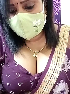 Snapshot of Queenflowerr chatting on 10/16/25, 07:22 Queenflowerr online show from 10/16/25, 07:22