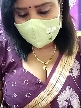 Snapshot of Queenflowerr chatting on 10/16/25, 04:32 Queenflowerr online show from 10/16/25, 04:32