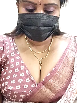 Snapshot of Queenflowerr chatting on 02/26/25, 03:32 Queenflowerr online show from 02/26/25, 03:32