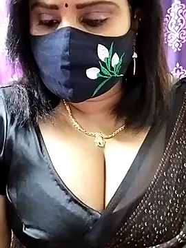 Snapshot of Queenflowerr chatting on 09/28/25, 05:53 Queenflowerr online show from 09/28/25, 05:53