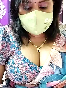 Snapshot of Queenflowerr chatting on 10/26/25, 07:03 Queenflowerr online show from 10/26/25, 07:03