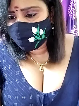 Snapshot of Queenflowerr chatting on 09/27/25, 04:35 Queenflowerr online show from 09/27/25, 04:35