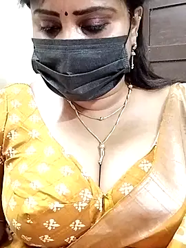 Snapshot of Queenflowerr chatting on 03/11/25, 11:01 Queenflowerr online show from 03/11/25, 11:01